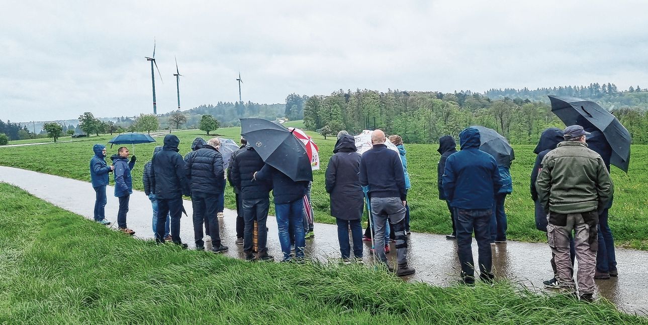 Gemeinderäte und Bürgermeister aus Böblingen, Holzgerlingen und Ehningen erlebten in rund einem Kilometer Abtand zu den Windrädern: Es war nichts zu hören.