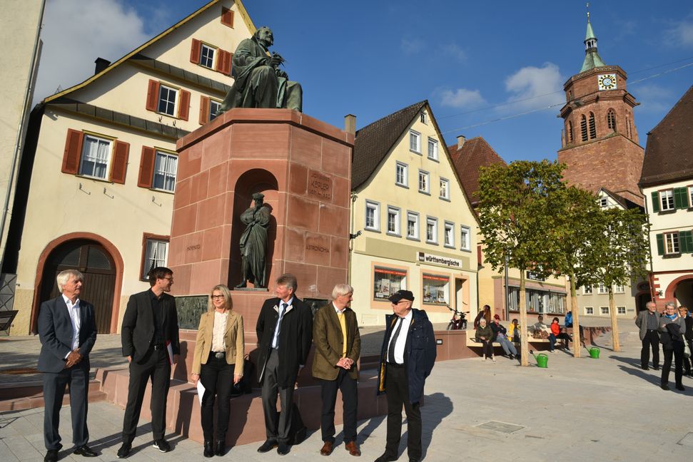 Weltraum-Prominenzvor dem Kepler-Denkmal auf dem Weil der Städter Marktplatz (vonlinks): Astronaut Dr. Ulf Merbold, Weil der Stadts BürgermeisterChristian Walter, Margarita Riedel aus dem Vorstand derKepler-Gesellschaft, Kosmonaut Gennadi Padalka, Astronaut Prof. ErnstMesserschmid und Prof. Hans-Ulrich Keller, stellvertretenderVorsitzender der Kepler-Gesellschaft. Rechts drei der zurRaumfahrt-Allee gehörenden Kaiser-Linden. Bild: Reichert