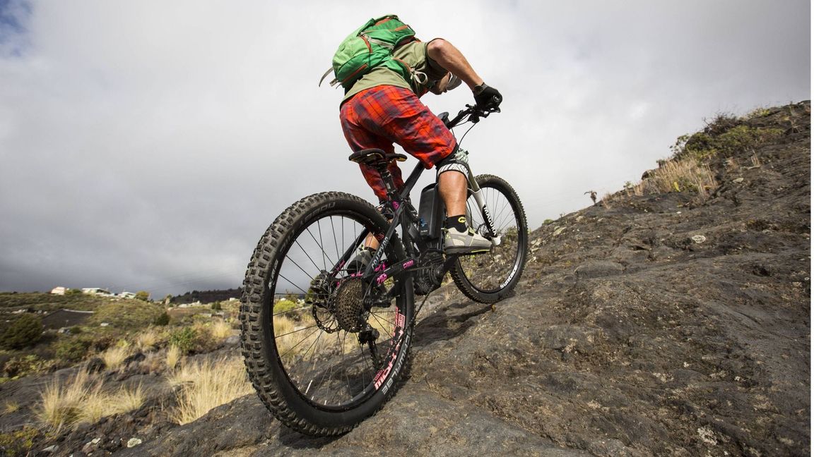 Die Ergebnisse der Bayreuther Studie zeigen, dass Mountainbike-Reifen zwar direkt in der Natur Mikroplastik freisetzen, die Menge jedoch im Vergleich zu motorisierten Fahrzeugen deutlich geringer ausfällt.