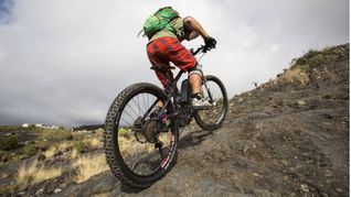 Die Ergebnisse der Bayreuther Studie zeigen, dass Mountainbike-Reifen zwar direkt in der Natur Mikroplastik freisetzen, die Menge jedoch im Vergleich zu motorisierten Fahrzeugen deutlich geringer ausfällt.