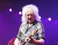 Queen-Gitarrist Brian May kam zum Finale von "We will ropck you" in Stuttgart auf die Bühne.