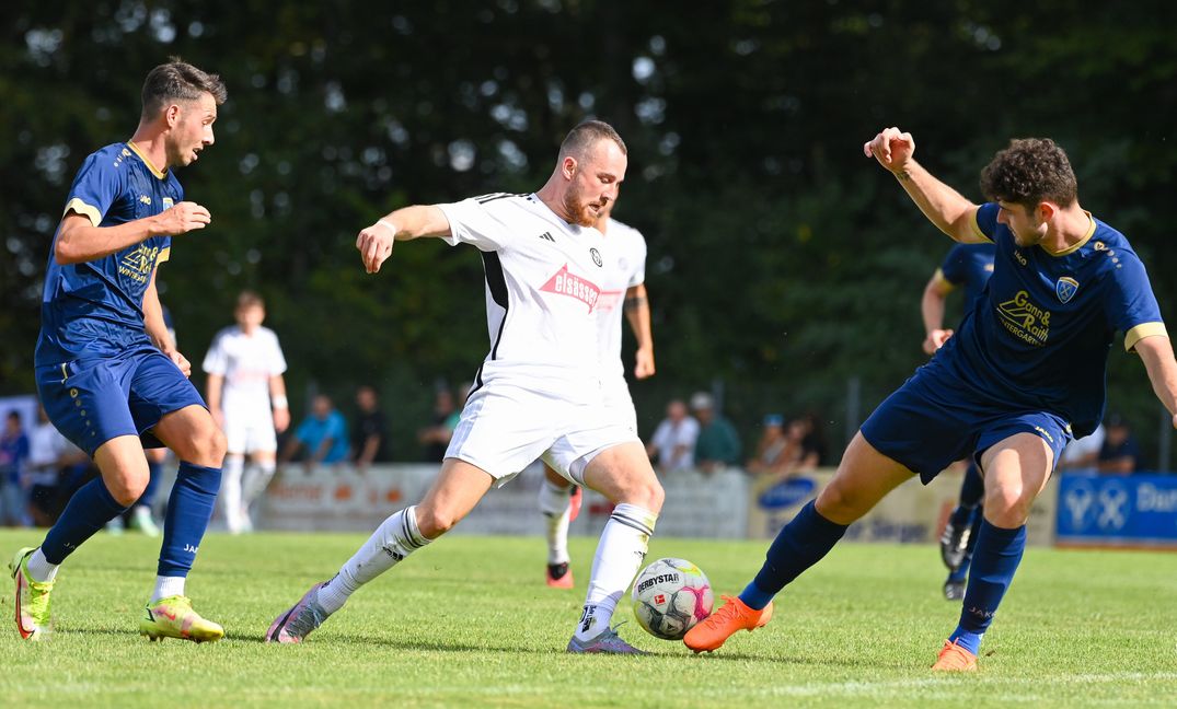 Im Hinspiel auf dem Eichelberg setzt sich der Sindelfinger Tobias Kubitsch gegen die Darmsheimer Manuel Deichsel (links) und Lukas Völler durch. Der VfL siegte mit 4:2. Bild: Eibner