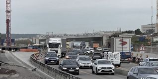 Hier führt die Autobahn unter der aktuellen Behelfsbrücke hindurch.