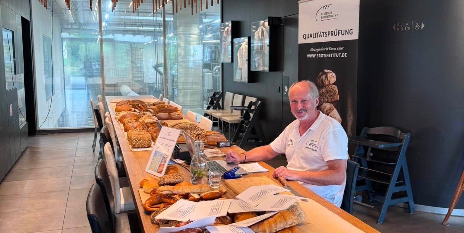 Brotsommelier Manfred Stiefel prüfte Kruste, Krume und Geschmack.