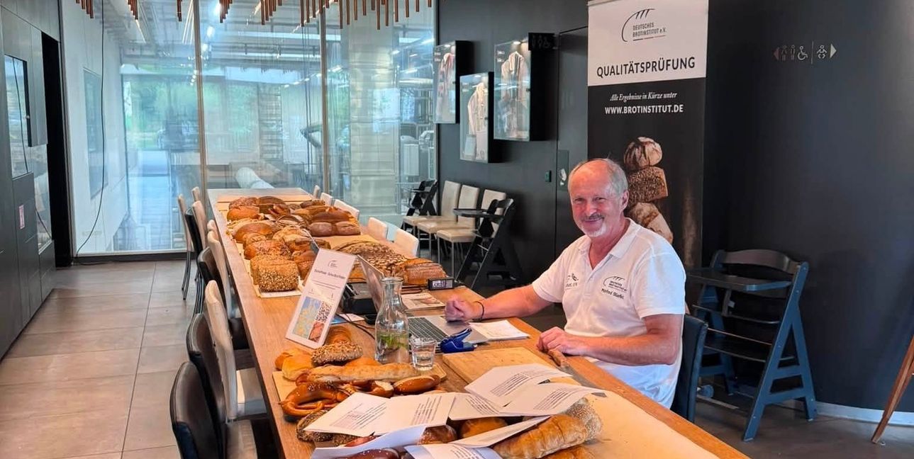 Brotsommelier Manfred Stiefel prüfte Kruste, Krume und Geschmack.