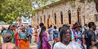 Die Menschen tummeln sich nach dem Gottesdienst in der Presbyterianischen Kirche, die erste, die in Accra von den Missionaren gebaut wurde.