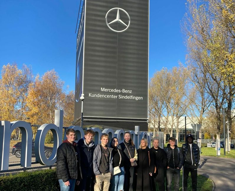 Einige schwedische Schülerinnen und Schüler starten ihre Führung durch das Mercedes-Benz-Werk Sindelfingen.   Bild: z