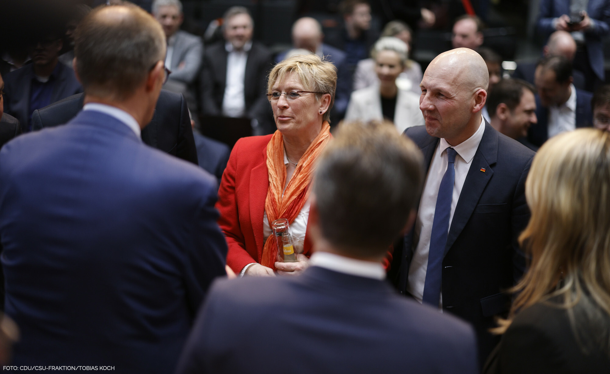 Der CDU-Bundestagsabegeorndnete Marc Biadacz und die Rutesheimer Bürgermeisterin Susanne Widmaier im Gespräch mit Friedrich Merz. Bild: Tobias Koch