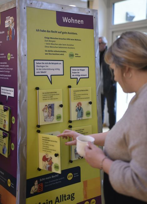 Mit diesen Tafeln  wollen die Ausstellungsmacher die Menschen sensibilisieren.