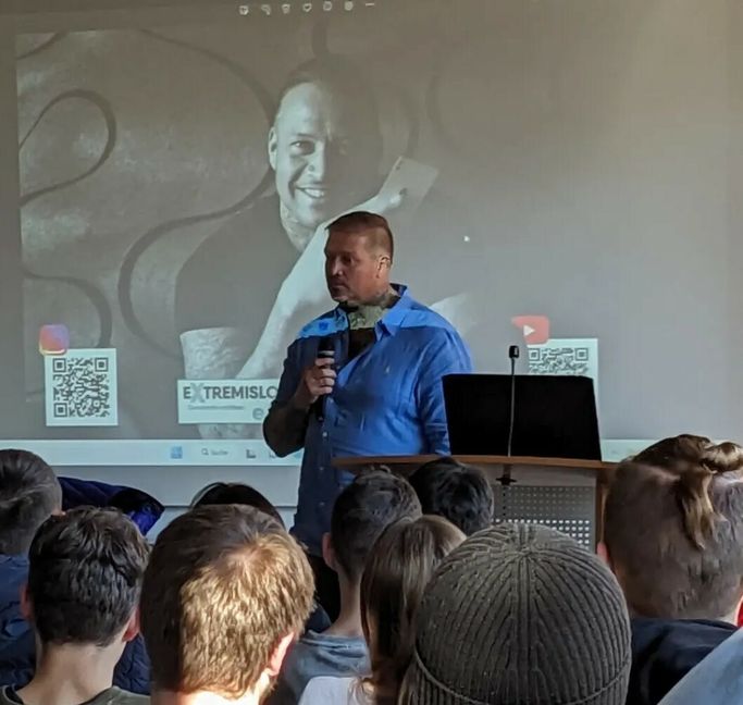 Philip Schalffer erzählten den Schülerinnen und Schüler der GDS1 wie er den Ausstieg aus der Neonazi-Szene und dem kriminellen Milieu. Bild: z