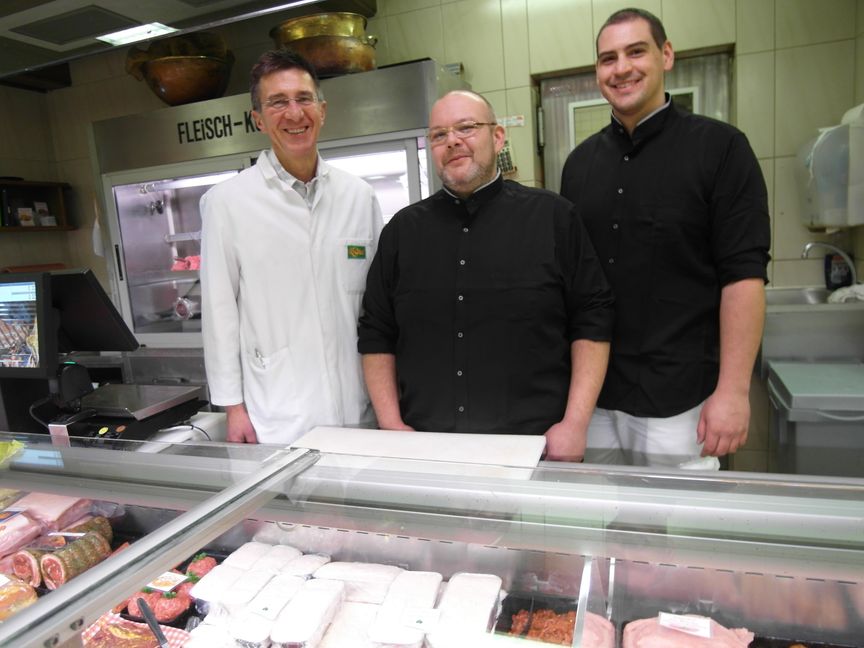 Klaus Andermann, Geschäftsführer des "Frischmarkt Knittel", und die beiden Fleischermeister Karsten Nestele
und Heiko Nausch, die zu Beginn dieses Jahres den Metzgerei-Betrieb "Schönaicher Wurschdschmiede" gegründet haben, um die "Lutz Feinkostmetzgerei" im "Frischmarkt Knittel" in der Jägerstraße zu übernehmen. Uwe Lutz hatte seinen Betrieb zum 31. Dezember 2019 aus persönlichen Gründen aufgegeben.