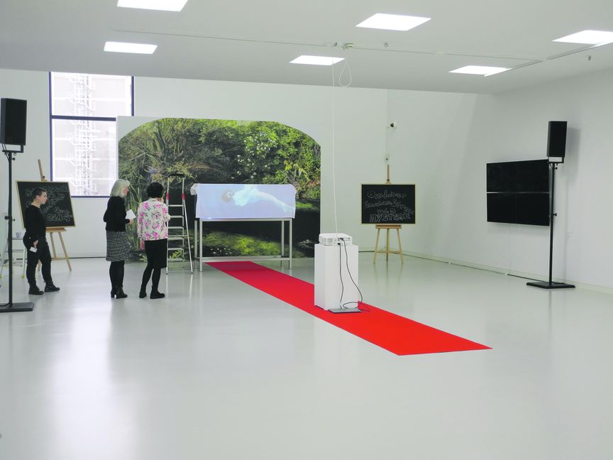 Vorbereitungen für „Ophelia“ im Schauwerk: Am Sonntag beginnt die Ausstellung von Nadja Verena Marcin mit einer Live-Performance. Bild: Volkmann