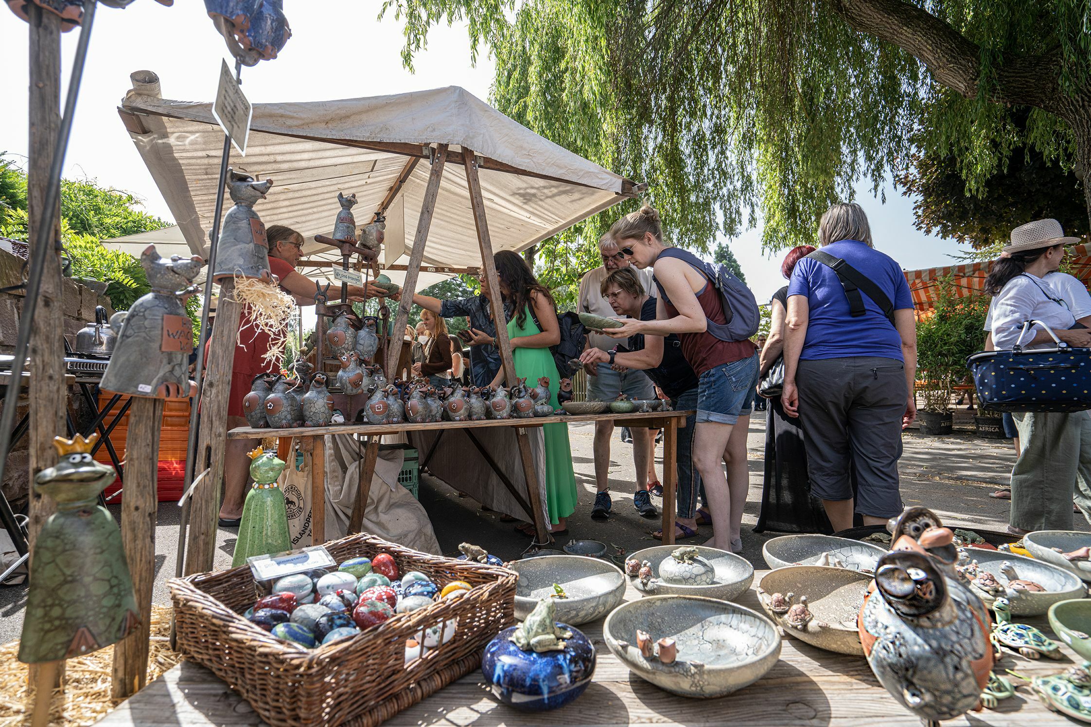 Trotz der Hitze ist der Darmsheimer Töpfermarkt ein Besuchermagnet.          Bilder: Richter
