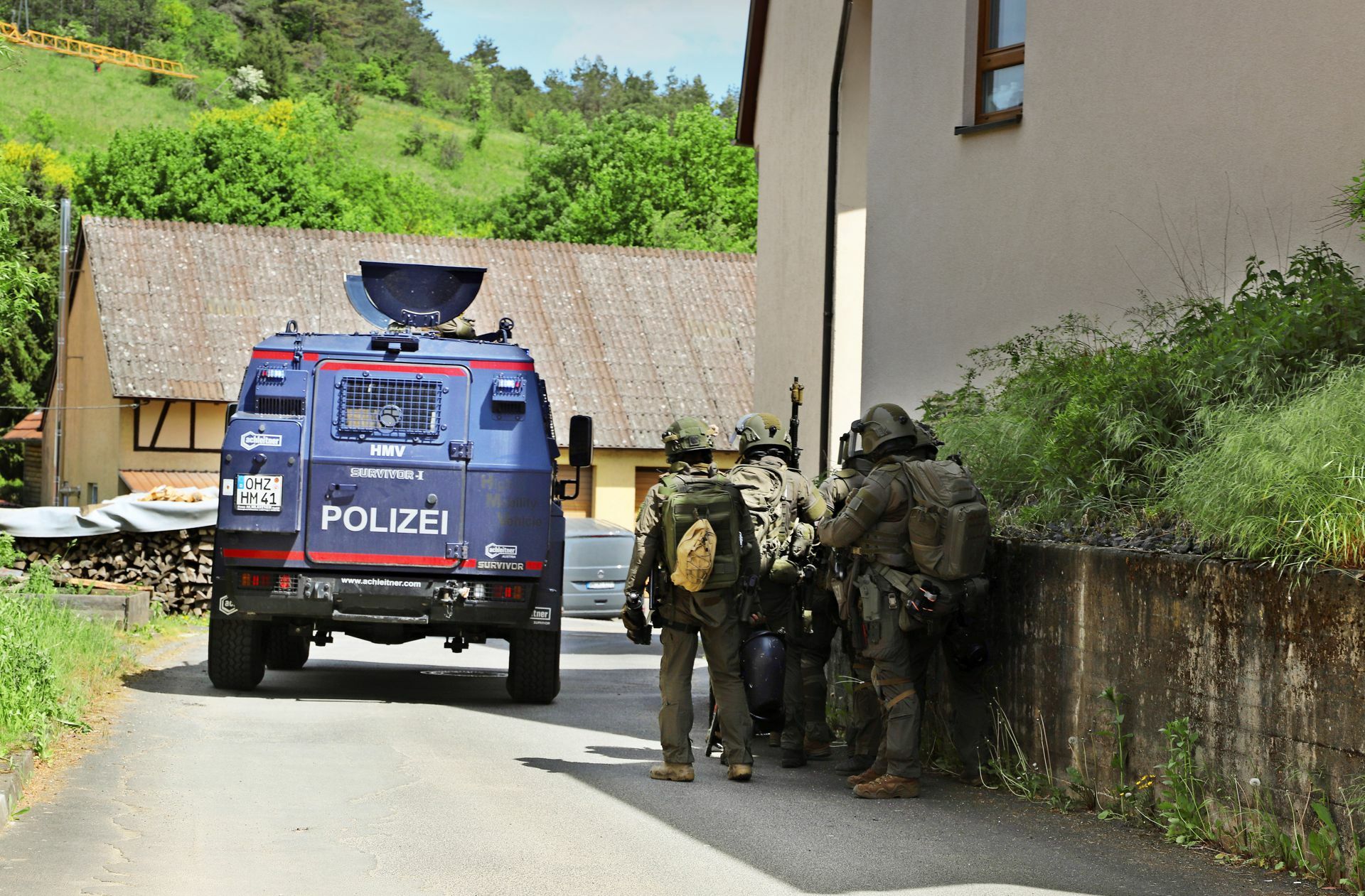 Drei Wochen nach dem Einsatz im April 2022 durchsucht das SEK erneut das Anwesen mutmaßlicher Reichsbürger. Das Sonderfahrzeug wurde in Niedersachsen geliehen.