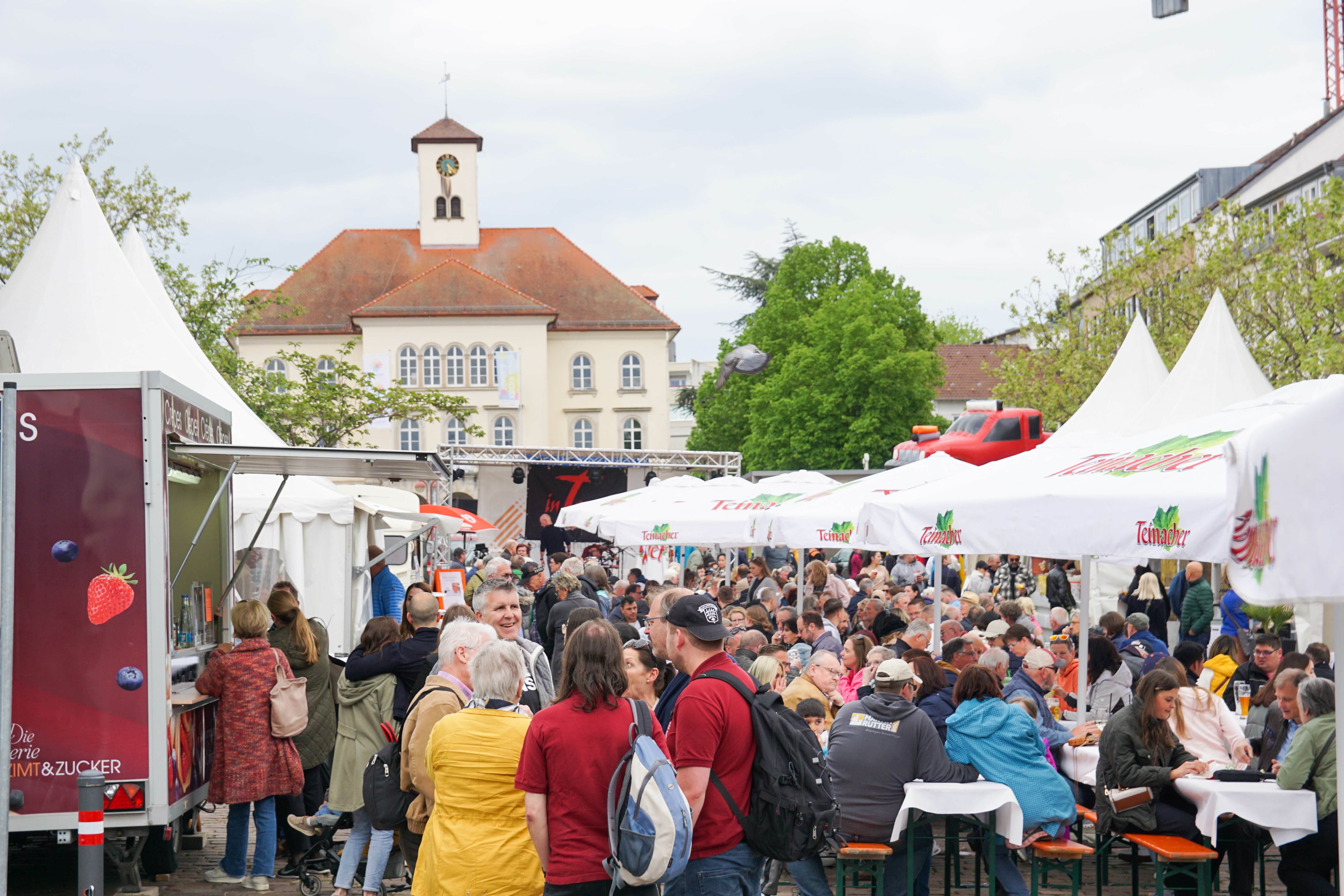 Immer wieder kamen zwischen den vielen Wolken Sonnenstrahlen hervor, die zahlreiche Besucher auf den Marktplatz lockten. Bild: Dettenmeyer