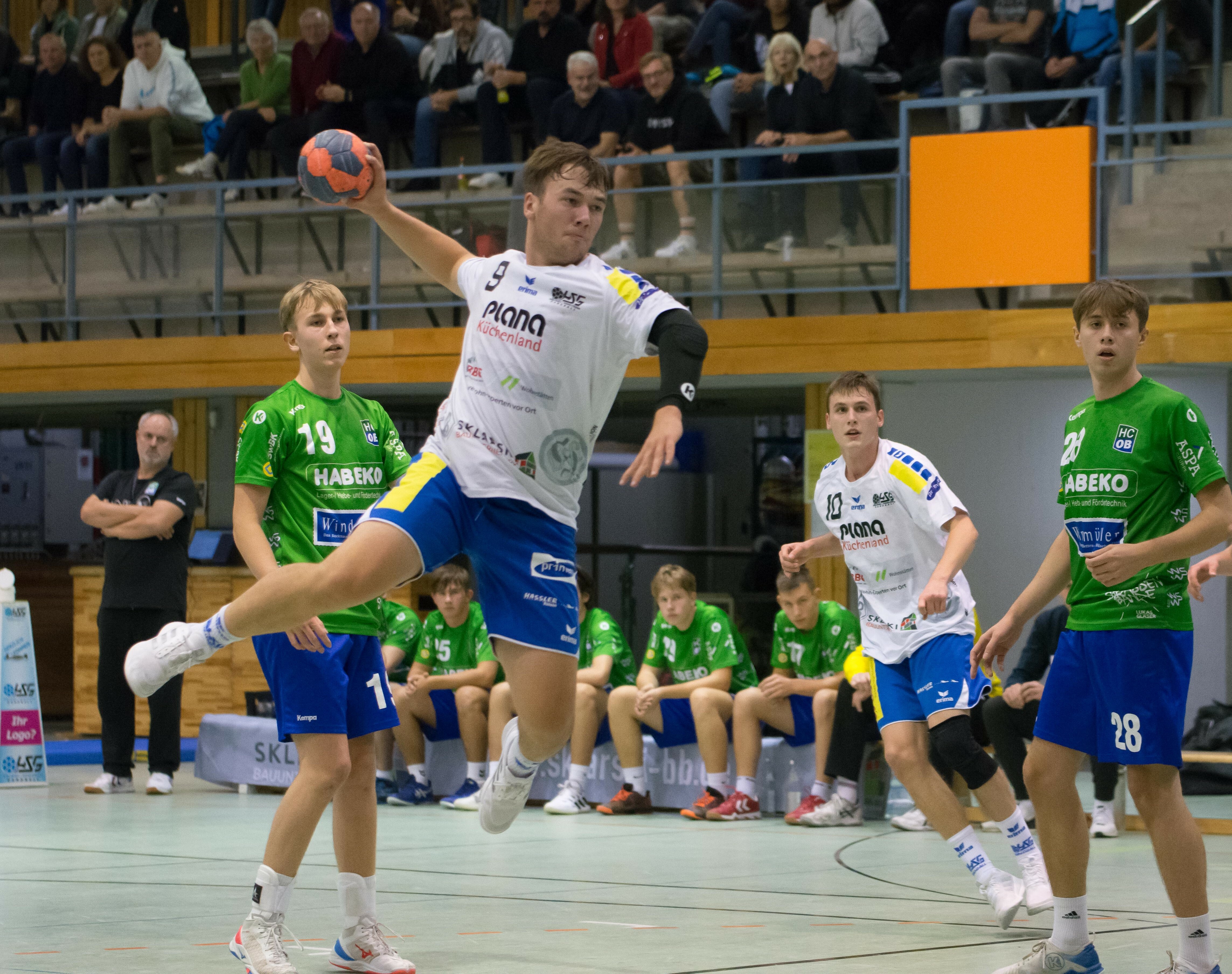 Die A-Junioren Tim Negler (beim Wurf) und Mikko Frommer werden im Spiel bei der Spvgg Mössingen die Reihen der HSG Böblingen/Sindelfingen verstärken. Bild: Zvizdiç