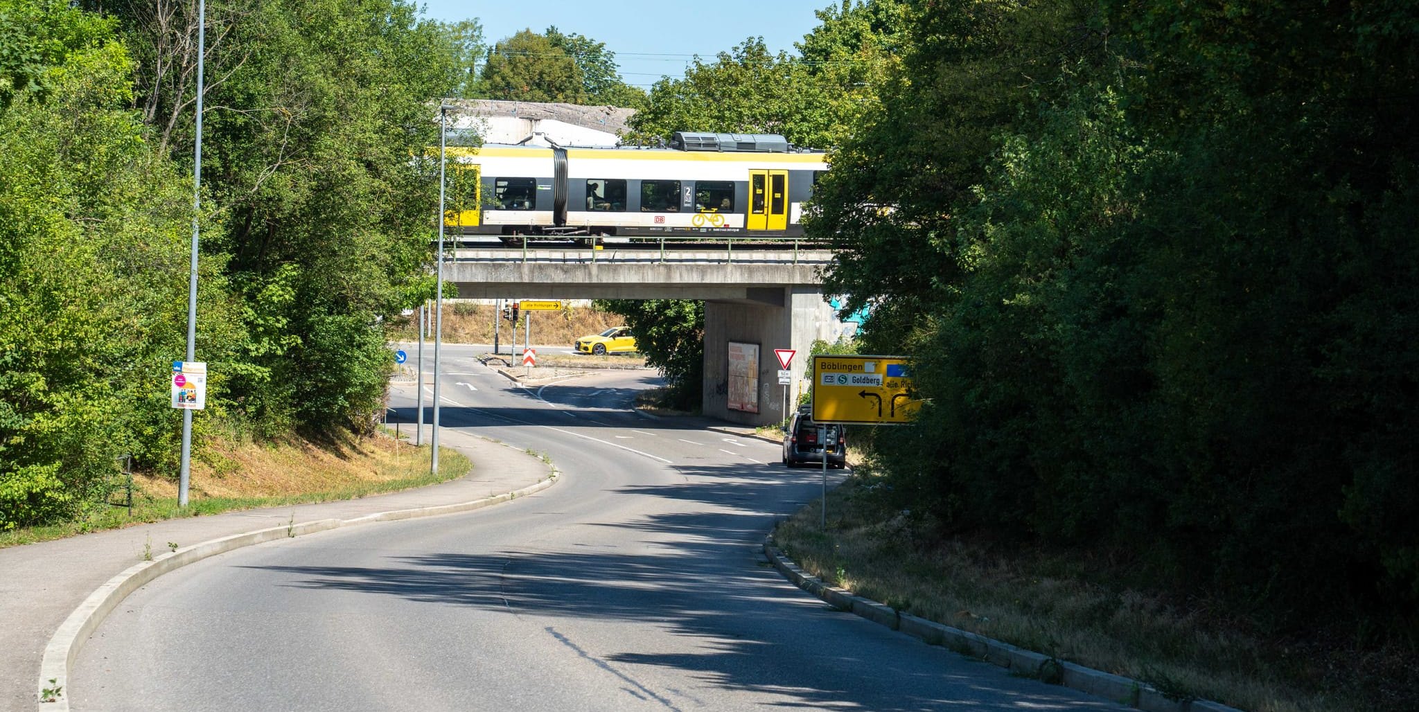 Da im Bereich der Friedrich-Gerstlacher-Straße eine neue Eisenbahnüberführung gebaut wird, muss die Straße gesperrt werden.