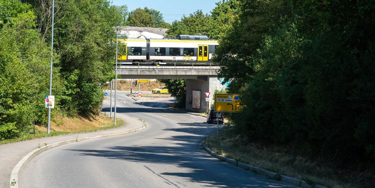 Da im Bereich der Friedrich-Gerstlacher-Straße eine neue Eisenbahnüberführung gebaut wird, muss die Straße gesperrt werden.
