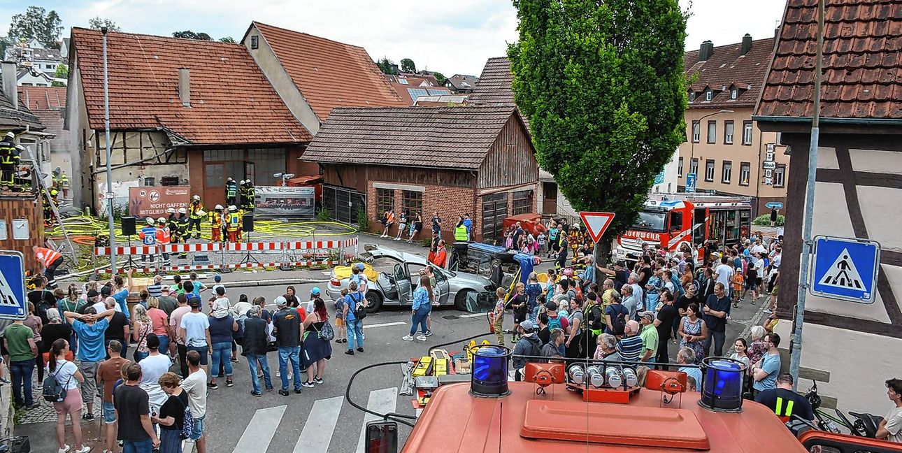 Ein Blick auf die Großübung der Feuerwehr Aidlingen in der Hauptstraße.