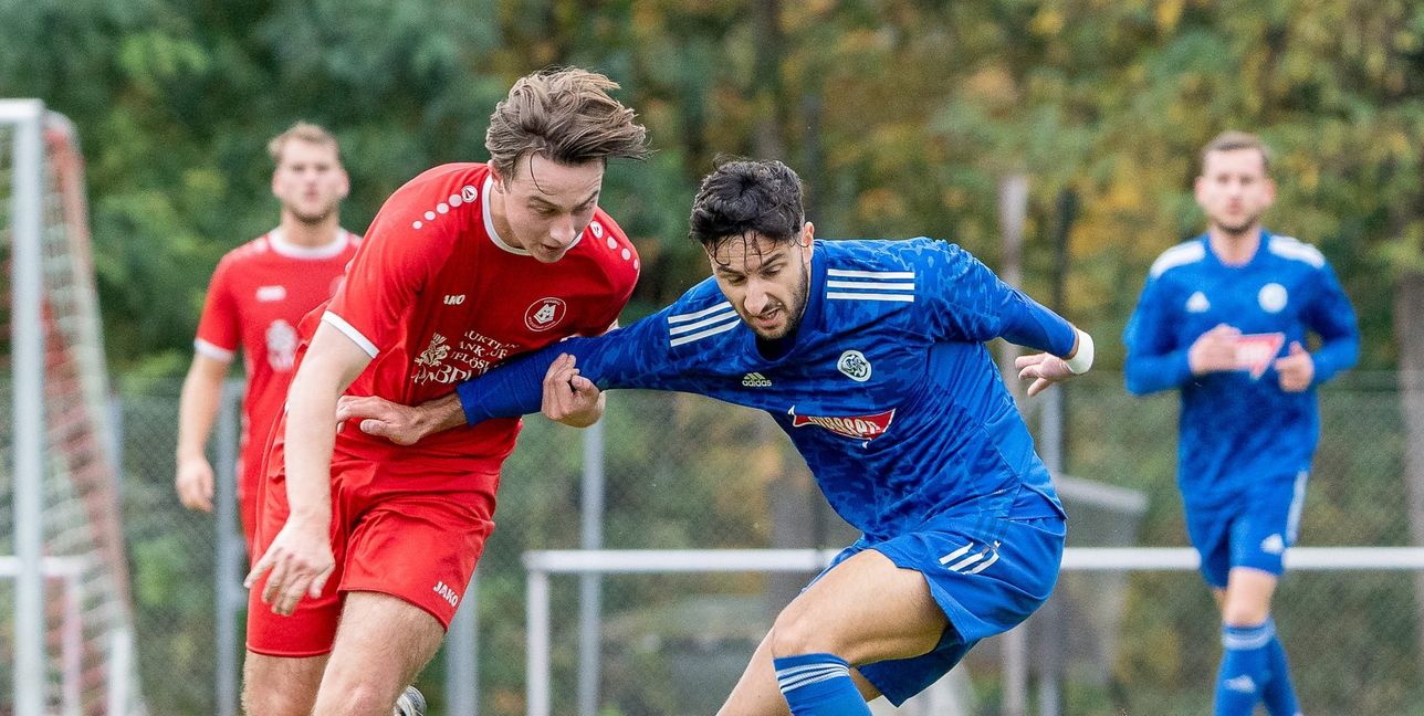 Gianluca Gamuzza beharkt sich mit Stuttgarts Till Flach.Bild: Eibner-Pressefoto