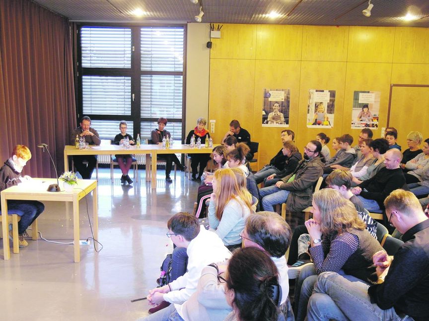 Beim Kreisentscheid „Böblingen Süd“ des Vorlesewettbewerbs des Börsenvereins des Deutschen Buchhandels in der Stadtbibliothek Böblingen hat sich Tyler Zeller von der Böblinger Albert-Schweitzer-Realschule für die nächste Runde qualifiziert. Bild: Staber