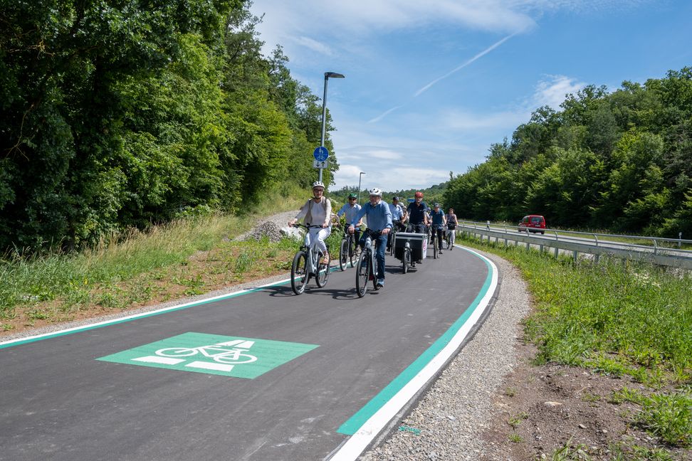 Baden-Württembergs Verkehrsminister Winfried Hermann hat es sich nicht nehmen lassen, den Radschnellweg zwischen Böblingen und Ehningen selbst unter die Räder zu nehmen.                    Bild: Nüßle