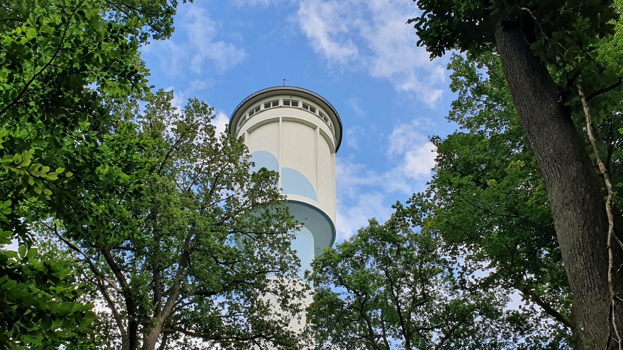 Der Wasserturm beim Sindelfinger Krankenhaus: An zwei sontagen im Juli kann er im Rahmen von Führungen besichtigt werden.   Bild: Dettenmeyer/A