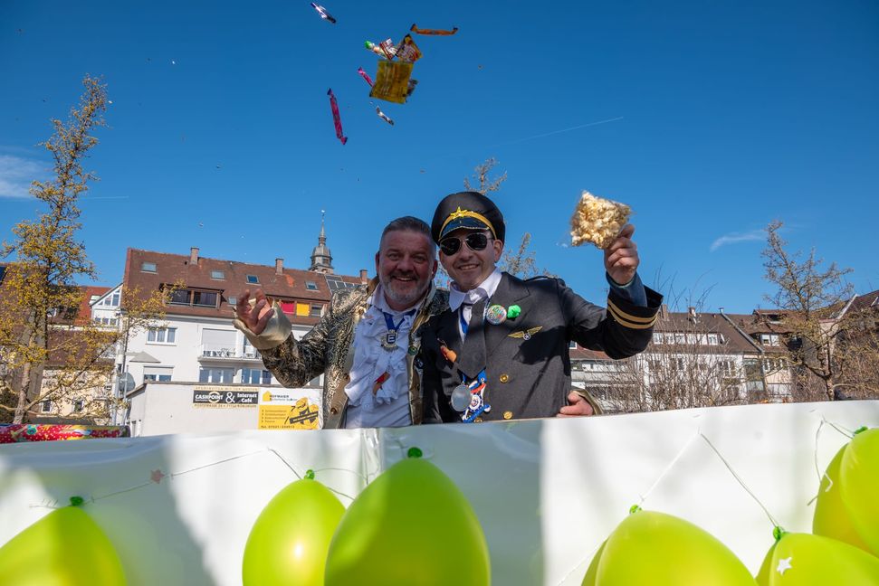 Bonbon- und Popcornregen, dank Bela Stahl (links) von Grün-Weiß Böblingen und OB Dr. Stefan Belz.