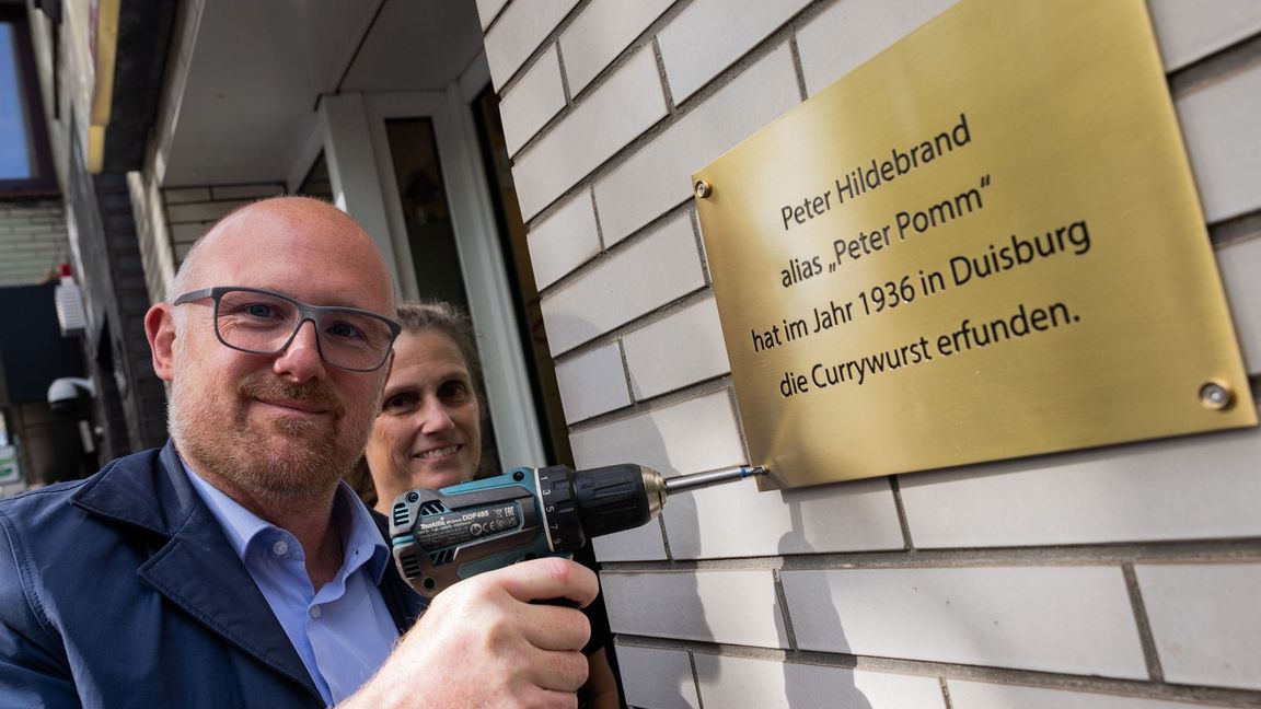 Mit der neuen Plakette macht Oberbürgermeister Sören Link (SPD) klar: Hier in Duisburg wurde die Currywurst erfunden.