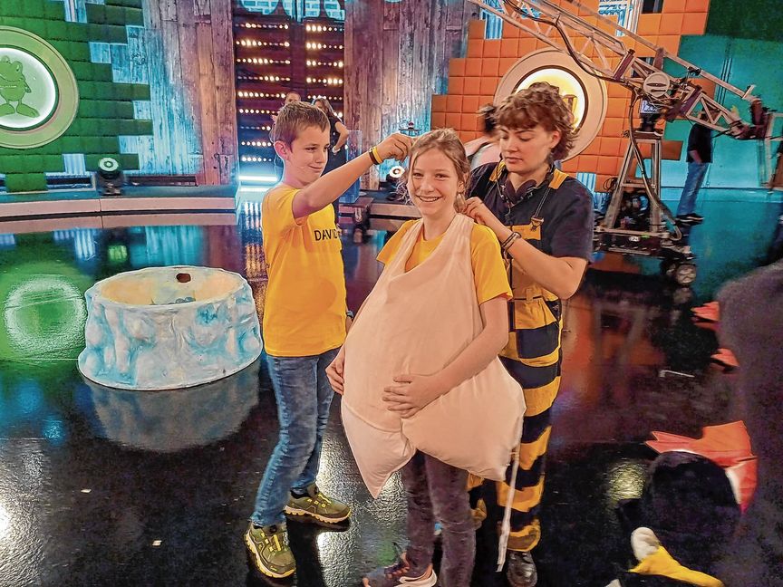 Leonie verwandelt sich in einen Pinguin.