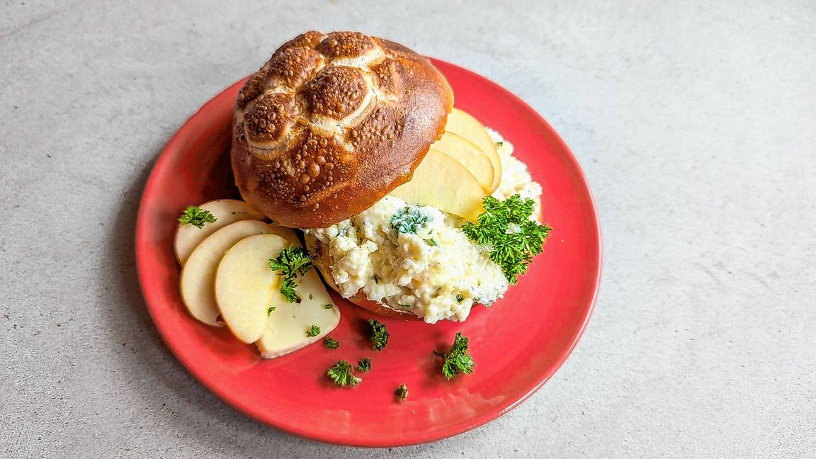 Der Herver Käse  und das Laugentrötchen eignen sich als leckerer Pausensnack, nicht nur wenn Belgien bei dieser EM spielt. Bild: Nüßle