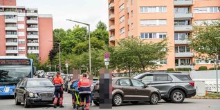 Die Gerhardt-Hauptmann-Straße war nach dem Unfall längere Zeit gesperrt. Auch der Bus kam nicht durch. Bild: SDMG/Dettenmeyer
