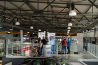 Aussteller aus verschiedenen Branchen stellen ihre Unternehmen und offenen Positionen vor.
