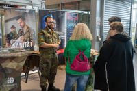 Aussteller aus verschiedenen Branchen stellen ihre Unternehmen und offenen Positionen vor.