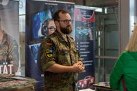 Aussteller aus verschiedenen Branchen stellen ihre Unternehmen und offenen Positionen vor.