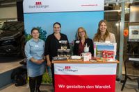 Aussteller aus verschiedenen Branchen stellen ihre Unternehmen und offenen Positionen vor.