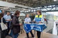 Aussteller aus verschiedenen Branchen stellen ihre Unternehmen und offenen Positionen vor.