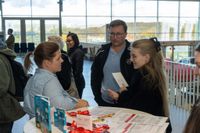 Aussteller aus verschiedenen Branchen stellen ihre Unternehmen und offenen Positionen vor.