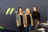 Aussteller aus verschiedenen Branchen stellen ihre Unternehmen und offenen Positionen vor.