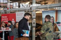 Aussteller aus verschiedenen Branchen stellen ihre Unternehmen und offenen Positionen vor.