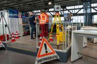 Aussteller aus verschiedenen Branchen stellen ihre Unternehmen und offenen Positionen vor.