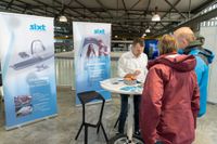 Aussteller aus verschiedenen Branchen stellen ihre Unternehmen und offenen Positionen vor.