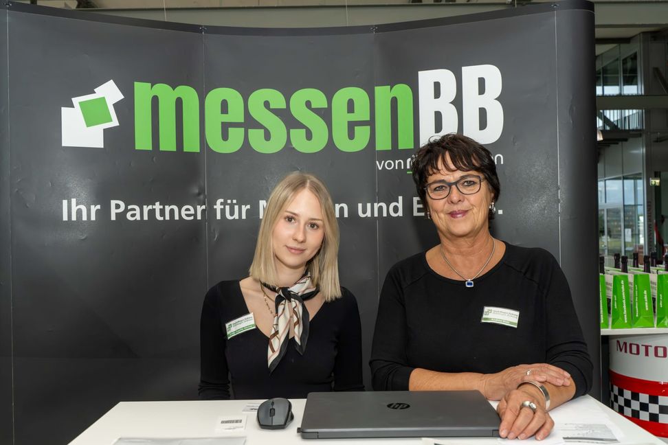 Aussteller aus verschiedenen Branchen stellen ihre Unternehmen und offenen Positionen vor.