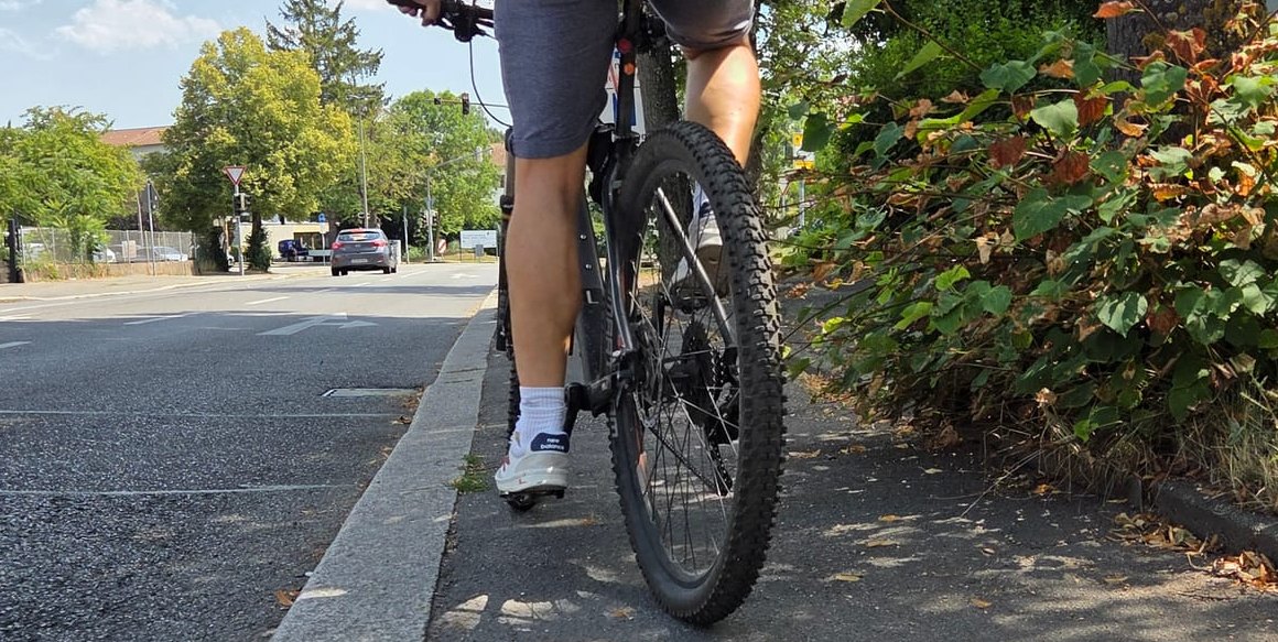 Holprig, schmal und an manchen Stellen zugewachsen: Der Radweg in der Böblinger Straße.