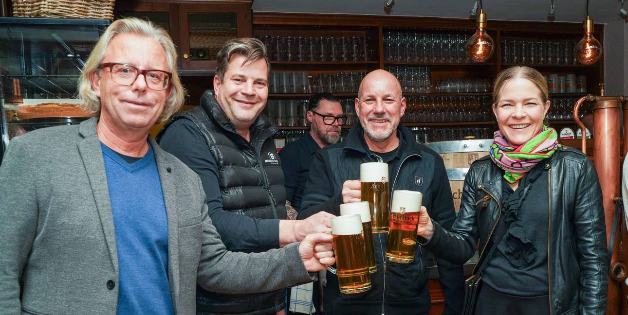 Auf unserem Foto freuen sich (von links): Werner Dinkelaker (Geschäftsführer Schönbuch Braumanufaktur), die Gastronomen Tobias Faude und Joachim Breitmayer sowie Tina Gatty (Geschäftsführerin Schönbuch Braumanufaktur).