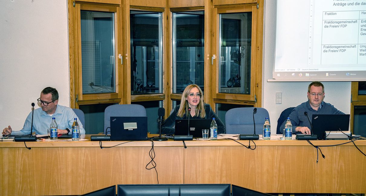 Foto Österle: Erste Sitzung der neuen Bürgermeisterin Helena Österle in Aidlingen. Rechts Hauptamtsleiter Timo Koch und links Ortsbaumeister Ulrich Dürr. Bild: Richter