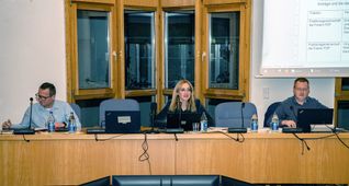 Foto Österle: Erste Sitzung der neuen Bürgermeisterin Helena Österle in Aidlingen. Rechts Hauptamtsleiter Timo Koch und links Ortsbaumeister Ulrich Dürr. Bild: Richter