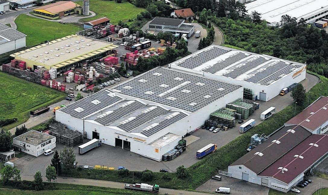 Die Solaranlage auf dem Dach der Logistikhalle in Haiterbach ist ein Baustein der Green-Logistics-Strategie von Schuon.