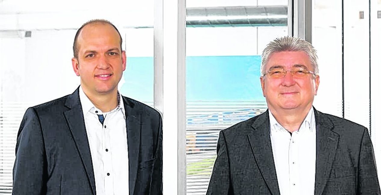 Die Geschäftsführer Alexander und Theo Schuon (von links) legen Wert auf Nachhaltigkeit und wollen auch künftig in schadstoffarme Fahrzeuge investieren. Bilder: z