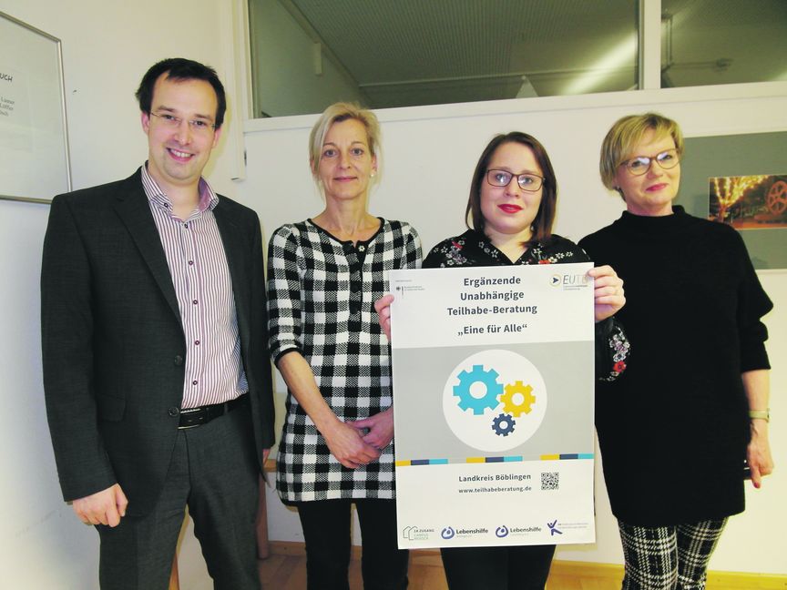 Bürgermeister Dr. Daniel Schamburek (von links), Carolin van der Laan (Fachdienstleiterin und Beraterin der EUTB-Angebote der Lebenshilfe Böblingen), Nicole Henk (Geschäftsstellenleiterin der Lebenshilfe Böblingen) und Barbara Hamm (Leiterin des Seniorentreffs Schönaich) freuen sich über die neue Beratungsstelle im Schönaicher Seniorentreff. Bild: Staber